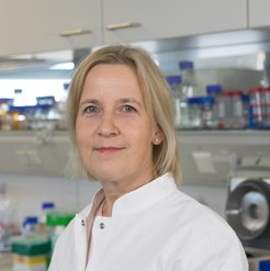 Portrait of Heike Brötz Osterhelt in her laboratory.
