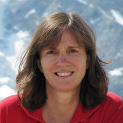 Portrait of Marja Timmermans in front of a mountain.